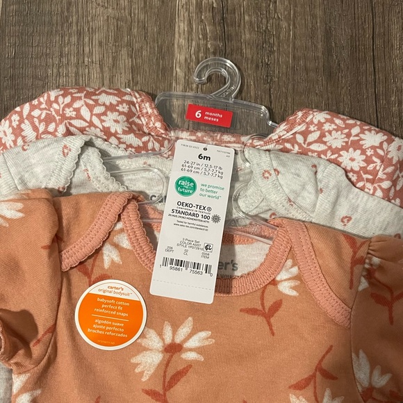 Carter’s set of 3 onsies - Picture 2 of 5